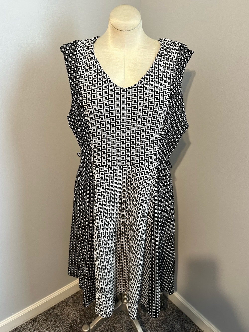 NWT V-Neck Black & White Geometric Sleeveless Dress